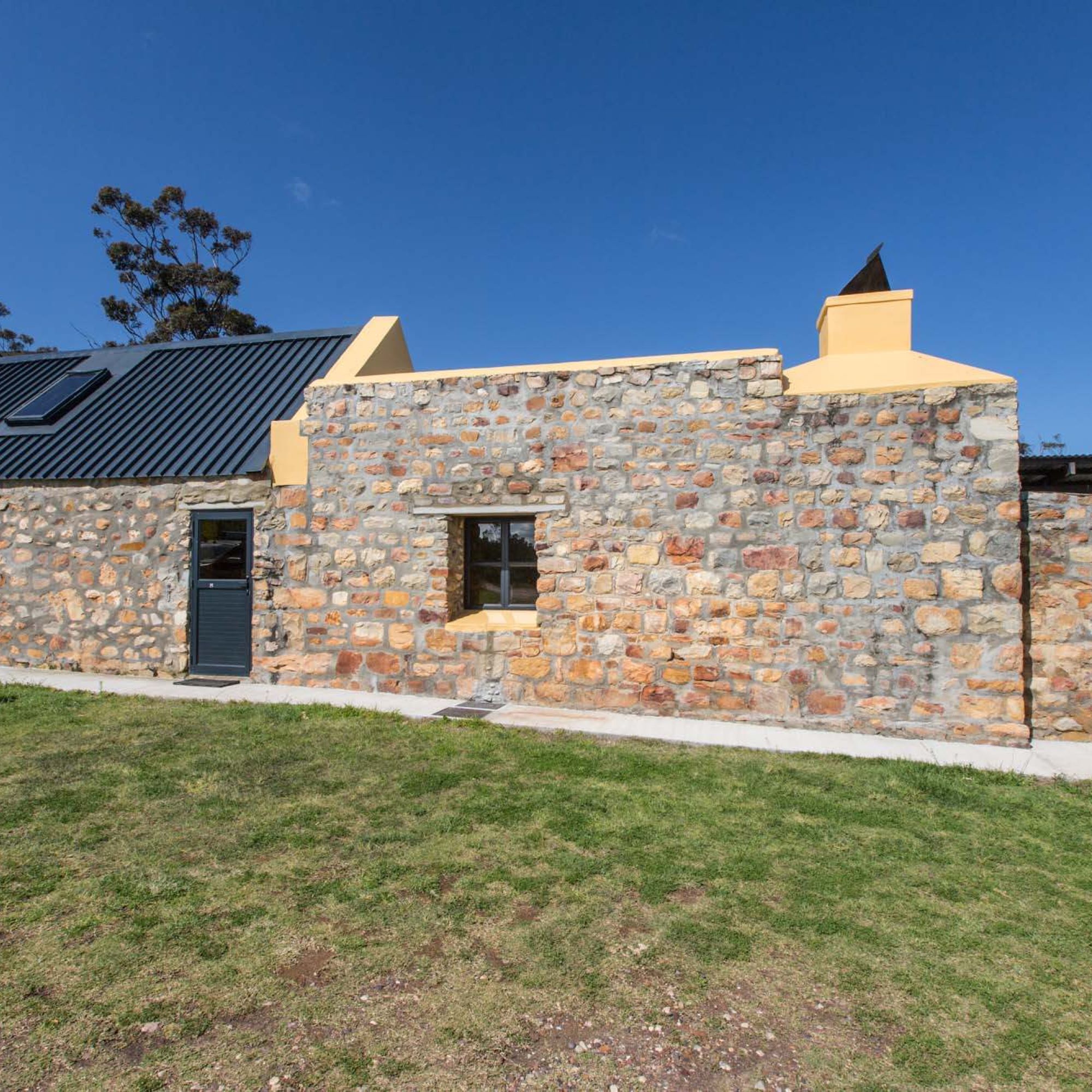 Pot Berg Hut by Scott Ramsay